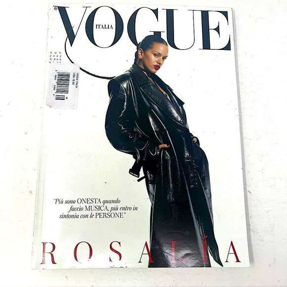 Vogue Italia November 2022 - Picture 1 of 6